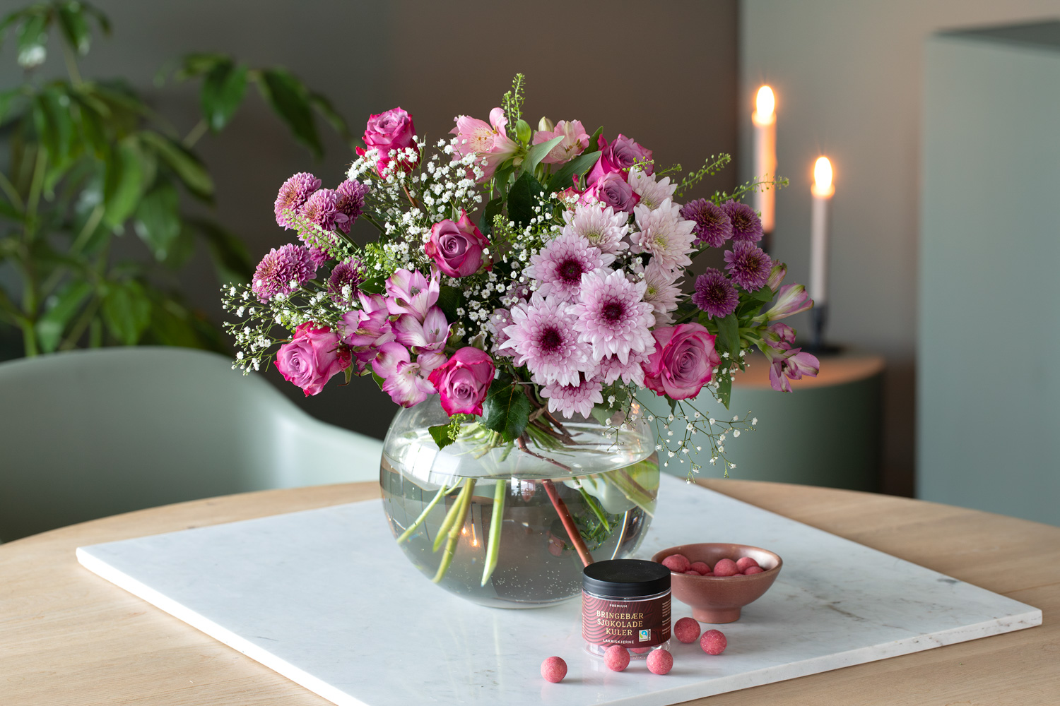 Interiør- og blomsterbilde med klikkbare elementer